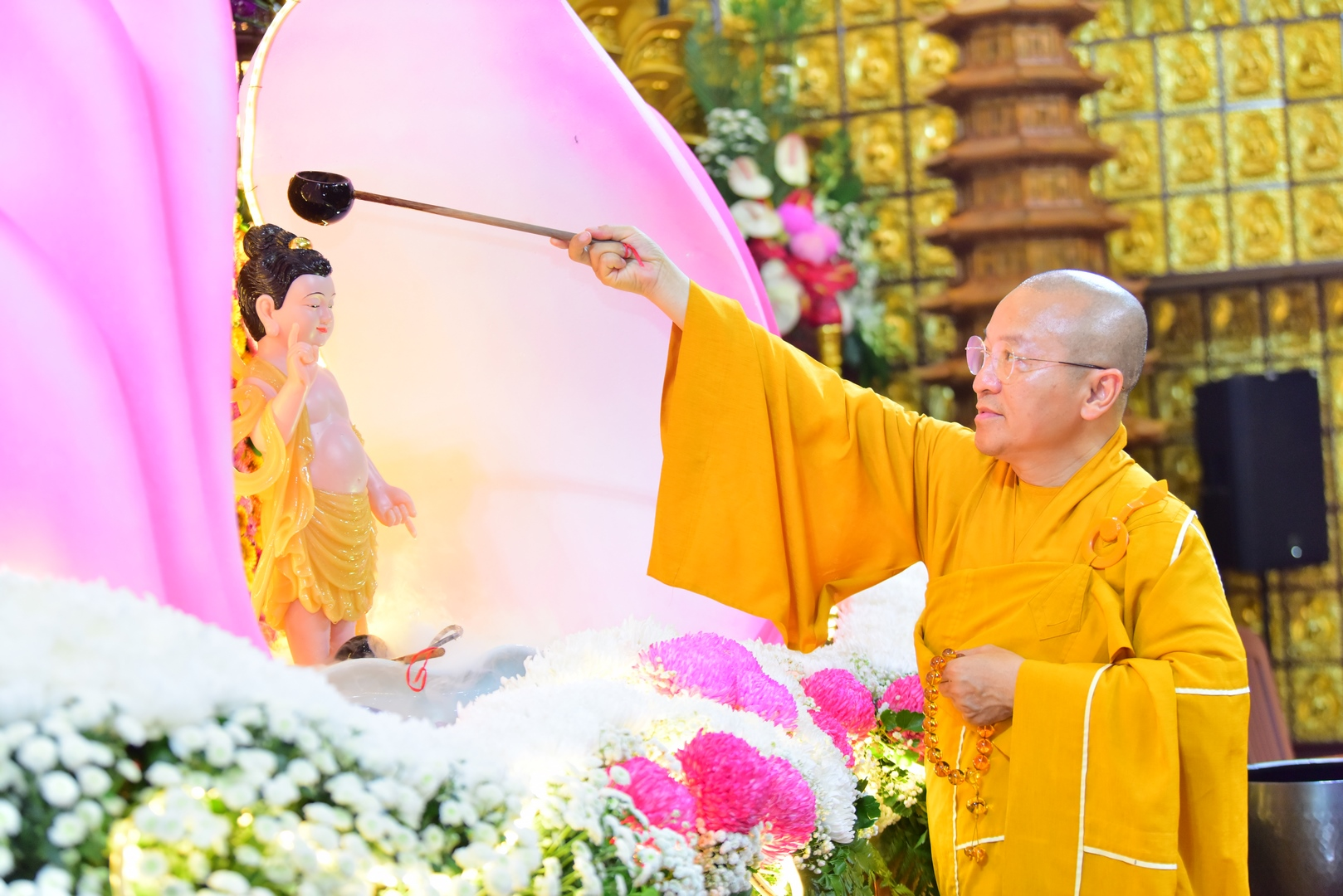 Tắm Phật Đúng Cách: Gột Rửa Tâm Hồn, Mang Lại Bình An
